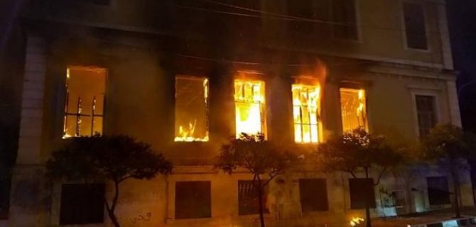Lübnan’da halk kamu binalarını ateşe verdi