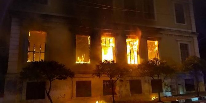 Lübnan’da halk kamu binalarını ateşe verdi