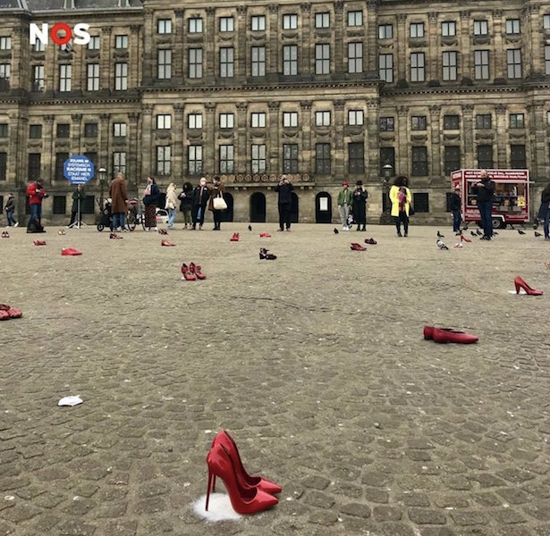 Türkiye’de kadın cinayetlerine karşı Amsterdam’da kırmızı ayakkabılı eylem