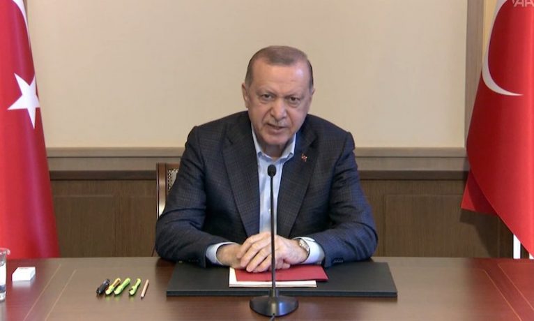 Erdoğan, “Sıkıntıya düşen olduysa helallik istiyoruz” dedi, muhalefet “hemen seçim” istedi