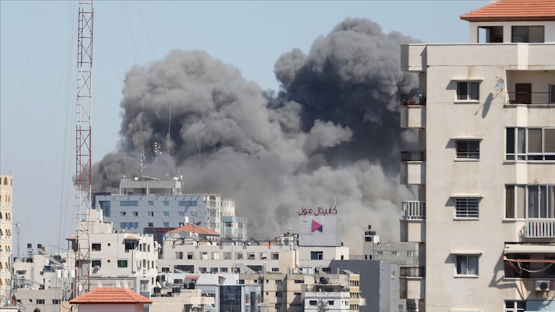 İsrail savaş uçakları medya binasını vurdu