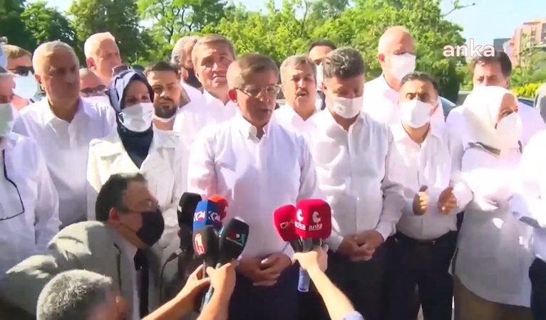 Davutoğlu’ndan ‘temiz siyaset’ açıklaması: Devleti kurtlar sofrasına yem etmeyeceğiz