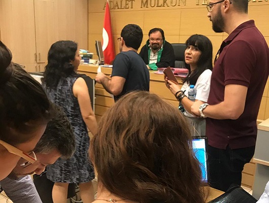 Türkiye’de etek boyu ölçen hakime hapis cezası