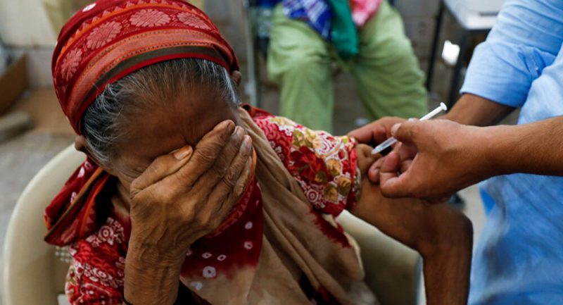 Pakistan’da aşı yaptırmayanların telefonu kapatılacak