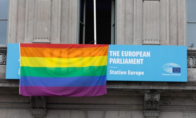 Avrupa Parlamentosu’nda gökkuşağı bayrağı