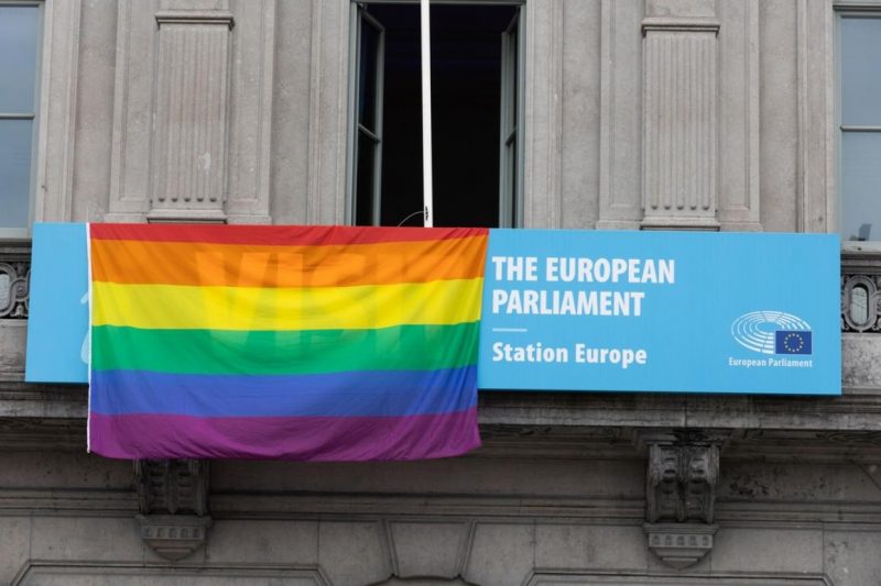 Avrupa Parlamentosu’nda gökkuşağı bayrağı