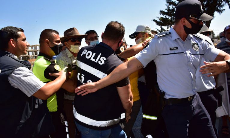 Lefkelilerin canına tak etti: Eylemde polisle arbede yaşandı