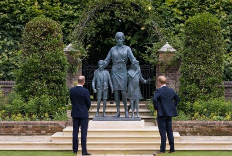 Sarayın bahçesine Prenses Diana heykeli