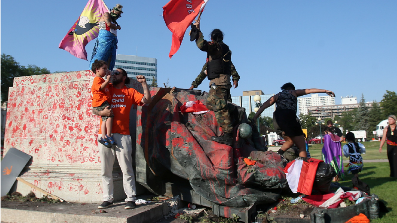 Kanada’da sömürgecilik simgesi heykeller yıkıldı