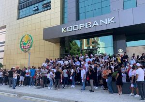 Koopbank’ta grev devam ediyor