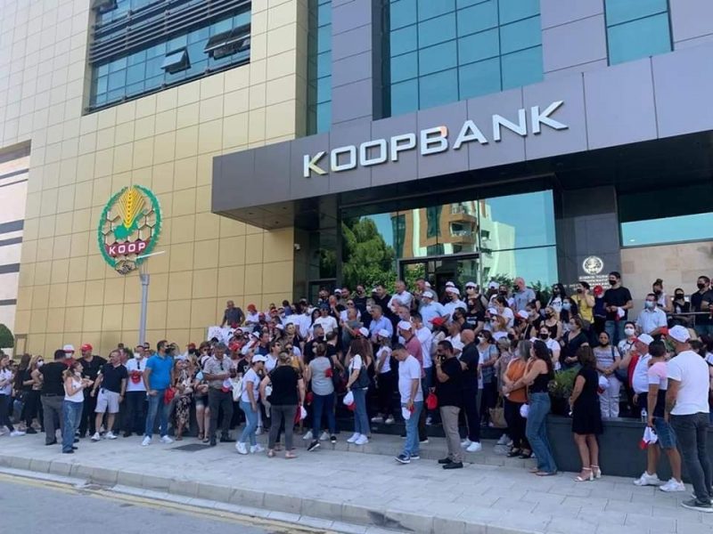 Koopbank’ta grev devam ediyor