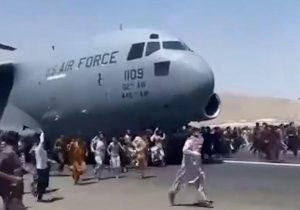 Taliban’dan kaçmaya çalışan afganlar uçaktan düştü!