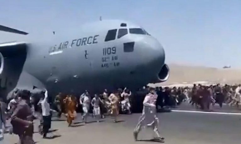 Taliban’dan kaçmaya çalışan afganlar uçaktan düştü!