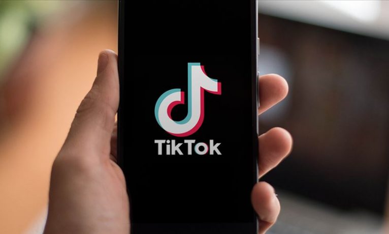 Yetkililer, aşı savaşlarında TikTok yıldızlarını görevlendirdi