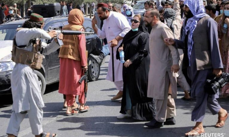 Afgan kadınlar silahlar arasında protesto düzenledi