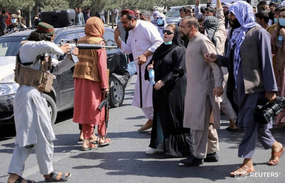 Afgan kadınlar silahlar arasında protesto düzenledi