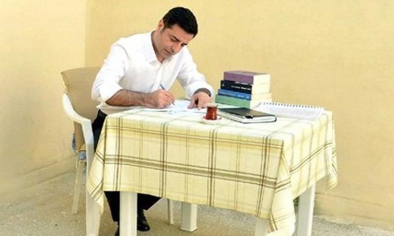 Demirtaş yazdı: İlle de demokrasi