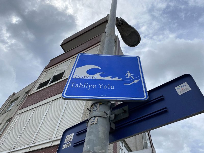 İstanbul sahillerine tsunaminden kaçış tabelaları yerleştiriliyor