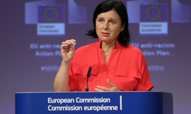 Avrupa Komiseri Jourova: AB, Polonya mahkemesinin kararına itiraz etmezse çökmeye başlar