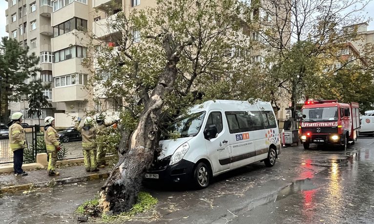 İstanbul’da fırtına etkisini sürdürüyor