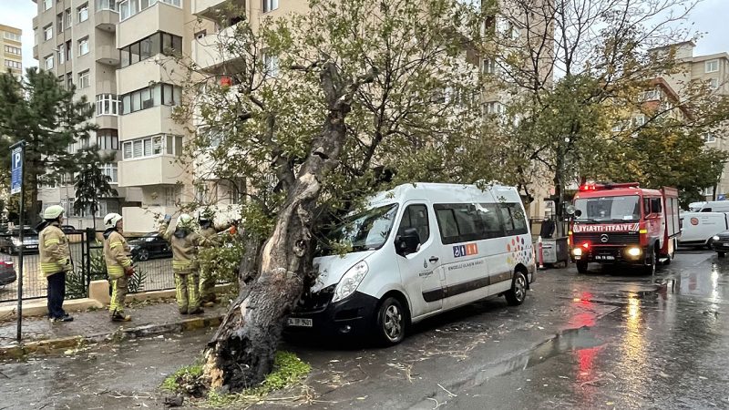 İstanbul’da fırtına etkisini sürdürüyor