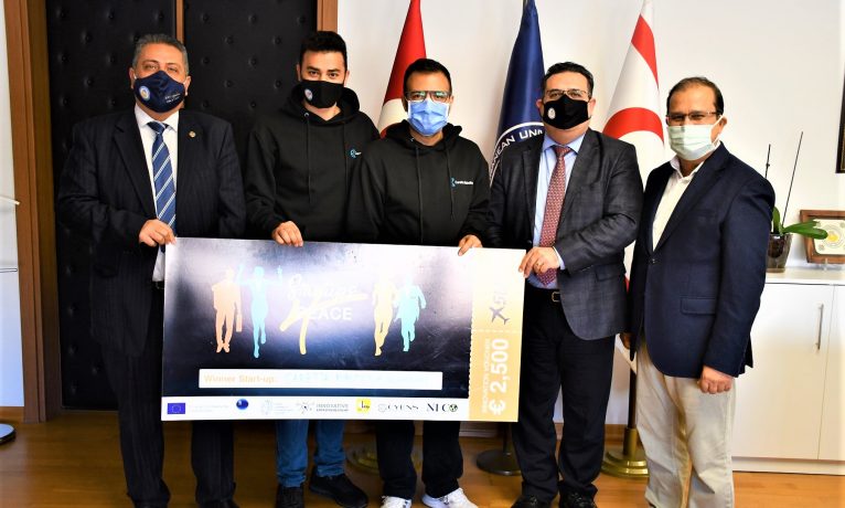 Ödül alan girişimci öğrenciler takdir topladı