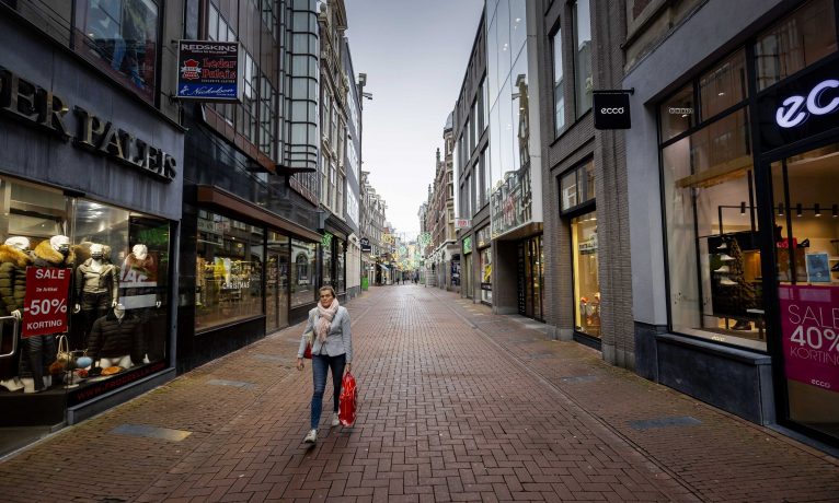 Hollanda’da vaka artışları ve hastanelerdeki yoğunluk sebebiyle kapanma önlemleri başlıyor