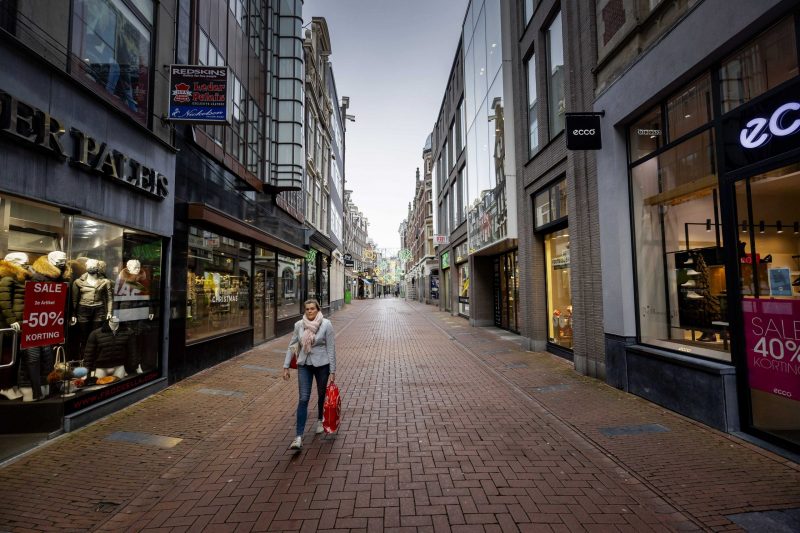 Hollanda’da vaka artışları ve hastanelerdeki yoğunluk sebebiyle kapanma önlemleri başlıyor