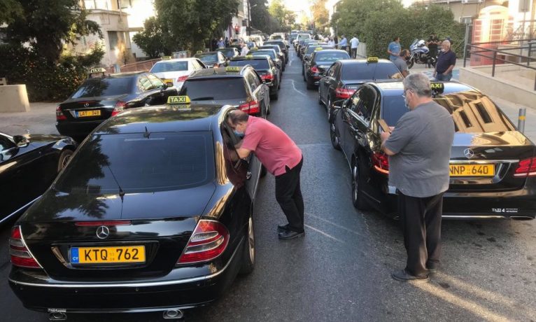 Güneyin taksicileri kuzeyden yakıt almaları halinde araçlarına el konulması tehdidine karşı greve gidiyor
