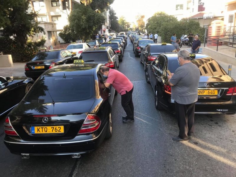 Güneyin taksicileri kuzeyden yakıt almaları halinde araçlarına el konulması tehdidine karşı greve gidiyor