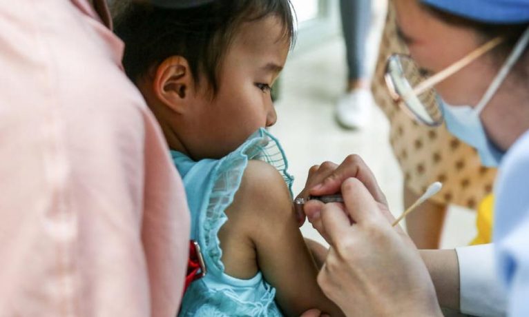 Çin’de 3-11 yaş arası çocuklara 2 milyon dozdan fazla Covid-19 aşısı yapıldı
