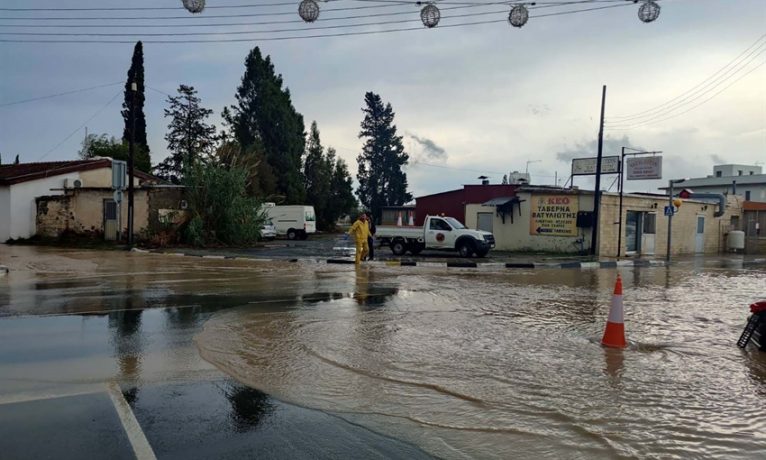 Aşırı yağışlar Larnaka’yı Venedik’e çevirdi