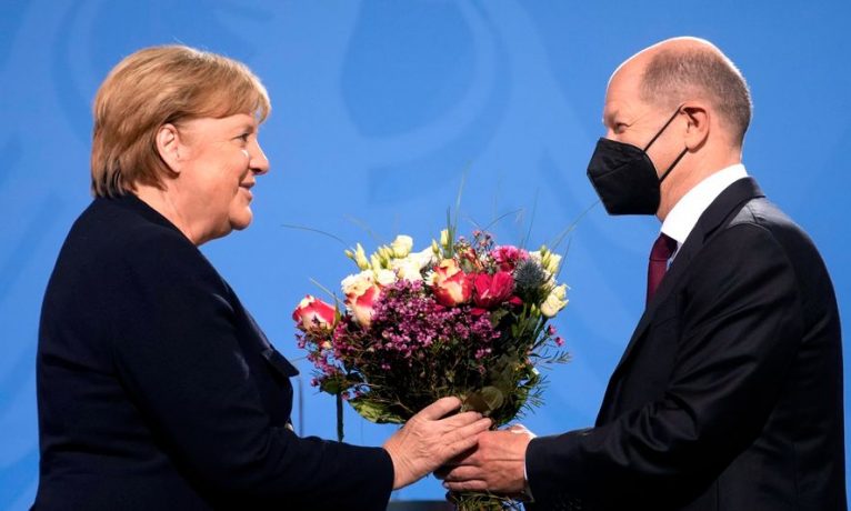 Almanya’nın yeni Başbakanı Scholz görevi Merkel’den devraldı