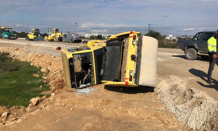 Silindir sürücüsü aracın devrilmesi sonucu yaralandı