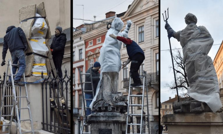 Lviv sakinleri, tarihi anıtların korunması için heykelleri koruyucu örtülerle sarıyor