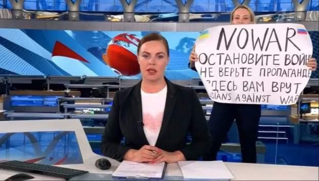 Rusya televizyonunda Ukrayna’nın işgalini protesto eden editöre para cezası