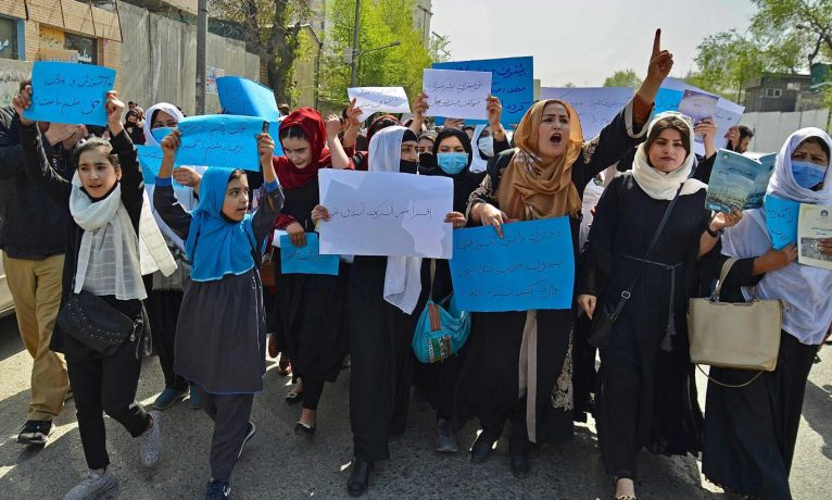 Okul yasağının ardından kadınlar Kabil’de Taliban’ı protesto etti: “Bize baskı yapamazlar”