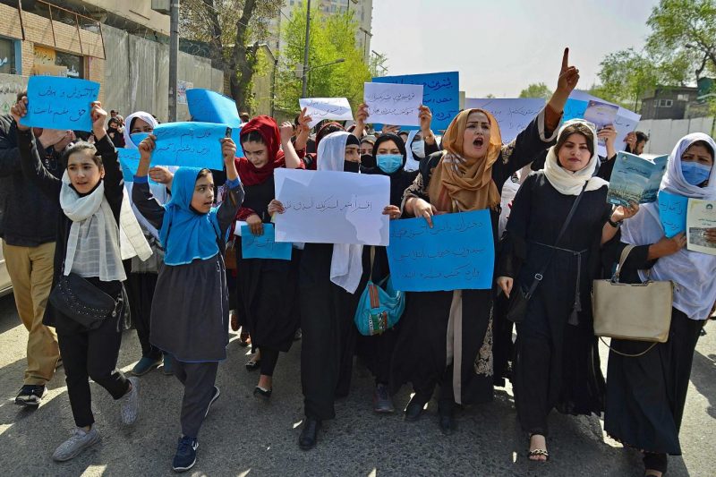 Okul yasağının ardından kadınlar Kabil’de Taliban’ı protesto etti: “Bize baskı yapamazlar”