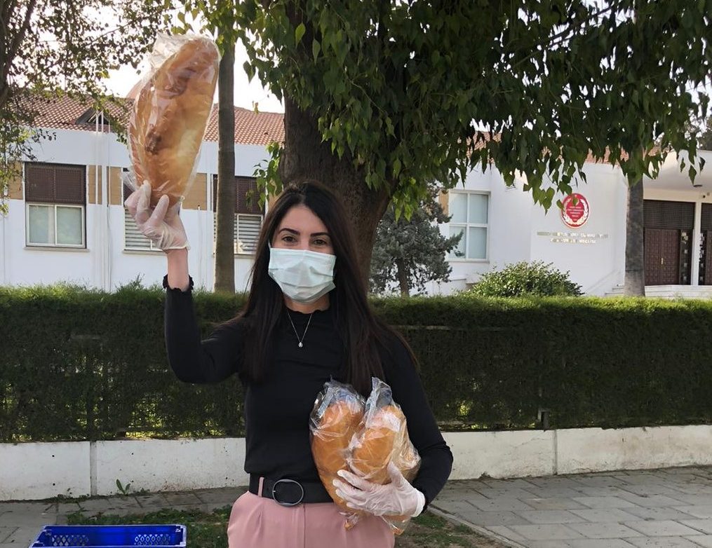 Sendikalar halka ekmek dağıttı
