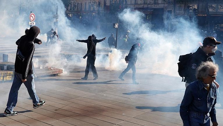 Polis, Paris’teki aşırı sağ karşıtlarının yürüyüşünde göz yaşartıcı gaz kullandı