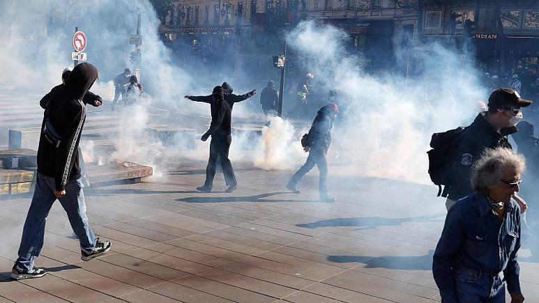 Polis, Paris’teki aşırı sağ karşıtlarının yürüyüşünde göz yaşartıcı gaz kullandı