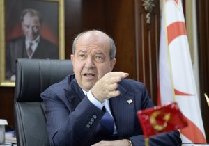 Ersin Tatar, Türkiyeli gazetecileri kovmaktan beter etti: Diploma sorusu tansiyonu yükseltti, röportajı yarıda kesti, misafirleri şikayet etti