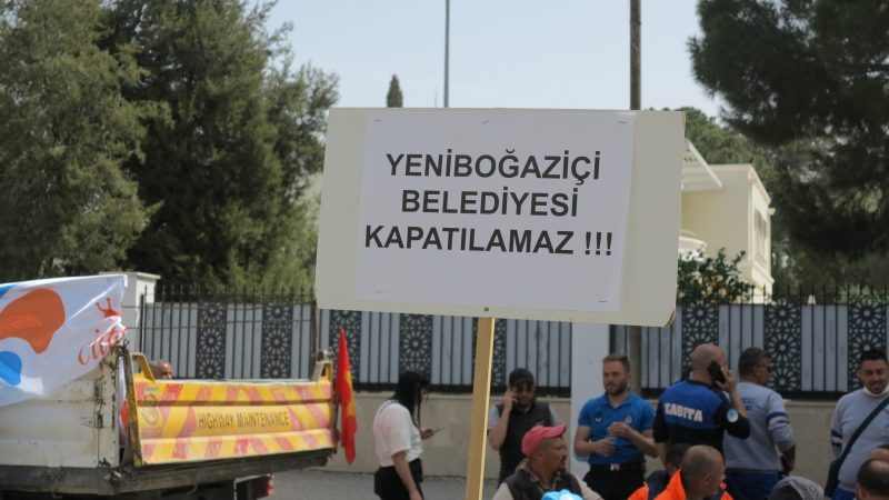 Yeniboğaziçililer Meclis önünde