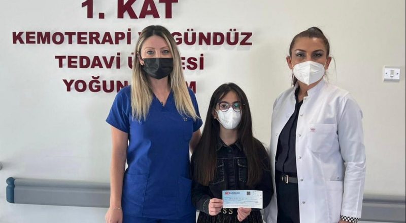 11 yaşındaki Lavin, sergi gelirini Onkoloji Merkezi’ne bağışladı