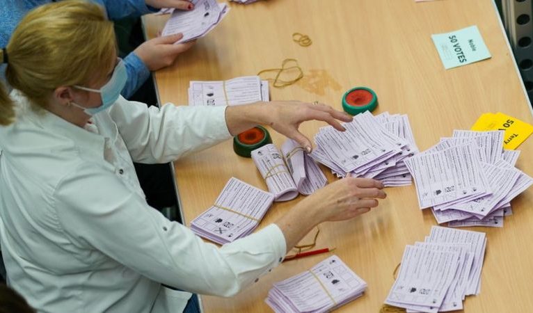 İngiltere’de yerel seçimlerin ilk sonuçları, muhalefetteki İşçi Partisi ve Liberal Demokratlar lehine