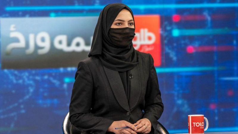 Taliban’ın yeni kararı ekrana yansıdı: Afganistan’da kadınlar artık televizyona çıkmak için yüzlerini de örtmek zorunda