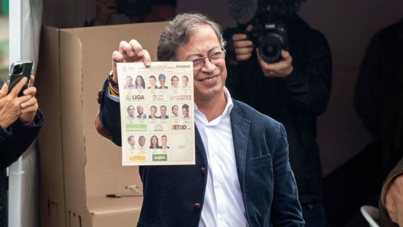Kolombiya’da eski gerilla Gustavo Petro, başkanlık seçiminin ilk turunu farklı kazandı