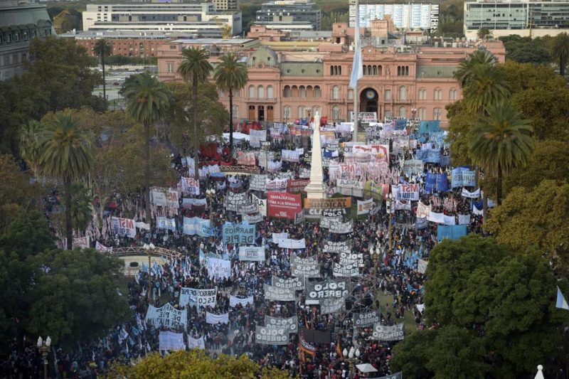 Arjantin’de halk yüzde 60’a dayanan enflasyona karşı sokağa döküldü
