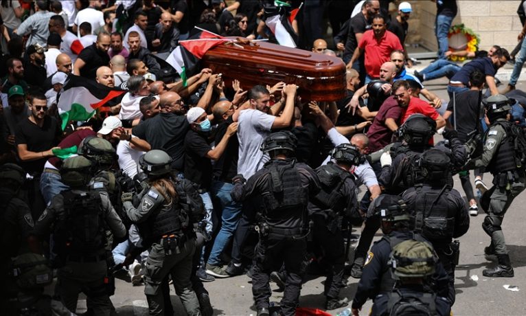 Gazeteci Abu Akleh’in cenazesinde çıkan olaylara soruşturma açılacak