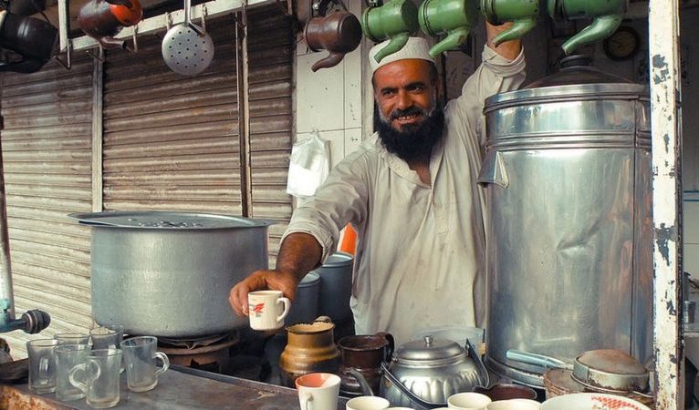 Pakistan’da halka ekonomiye yardım çağrısı: Az çay için